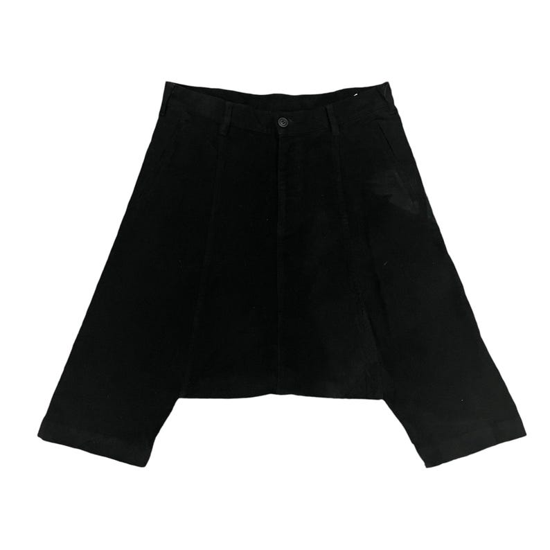 Puede incluir: Pantal&oacute;n negro holgado de pierna ancha y tiro bajo. El pantal&oacute;n tiene cierre de bot&oacute;n y cremallera.
