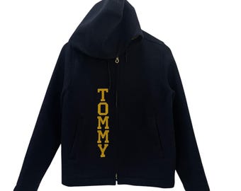 Giacca Tommy Vintage Giacca Tommy Vintage con grande logo ricamato Giacca Tommy Vintage con grande logo ricamato Giacca in lana Tommy Vintage con grande logo ricamato Taglia L