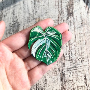 Patch Monstera variegata, embroidered plant, Green Plant Patch, sew on plant, botanical embroidered, Iron On Plant Patch, plant mom patch