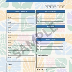 Puede incluir: Un planificador diario con temática floral con el texto "DAILY PLANNER" en azul. El planificador incluye secciones para programar, las principales prioridades, recordatorios y notas. El fondo presenta un diseño floral pastel con elementos verdes, amarillos y morados.