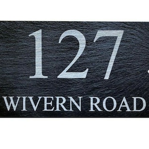 Plaque de porte d&#39;adresse personnalisée en ardoise noire avec nom et numéro de maison