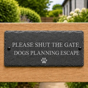 Sluit de poort alstublieft! Bordje met de tekst "Hond is van plan te ontsnappen", gegraveerde leistenen plaquette met de tekst "Hond loopt vrij rond", waarschuwingsbord voor tuinhek, cadeau voor huisdiereigenaren