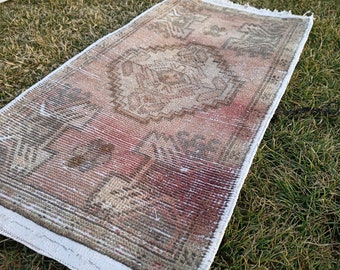 Tracing Time: Handwoven Vintage Kilim from the 1940s-50s - Infuse Your Home with History and Elegance! 2x3 feet