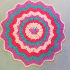 Manta de bebé crocheted por la diseñadora Bridie Hodge de Go Buboze Ideal para balancín, cochecito, cuna y playmat. Hermoso regalo de baby shower