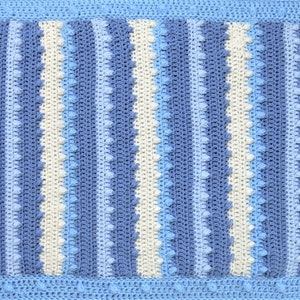 Manta de ganchillo bebé en tonos de azul y crema. Hecho a mano en Irlanda por la diseñadora Bridie Hodge de Go Buboze