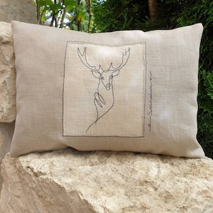 Swiss stone pine pillow made of OEKO-TEX linen with an elaborate freehand embroidery of a deer, personalization available. 20 x 30 cm. An ideal gift!