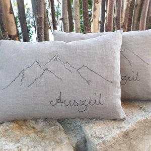 Cuscino in pino realizzato in LINO con silhouette di montagna. Ricamo opzionale a tua scelta Nel formato 2030 cm. Riempito con scaglie di pino naturali. Ohne Fransen+Text