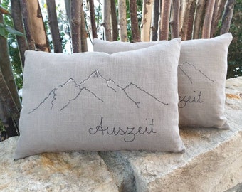 Cuscino in pino realizzato in LINO con silhouette di montagna. Ricamo opzionale a tua scelta! Nel formato 20×30 cm. Riempito con scaglie di pino naturali.