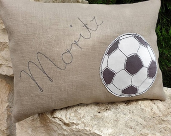 Cuscino in pino realizzato in lino OEKO-TEX con applicazione di calcio, possibile personalizzazione. 20 x 30 cm, regalo per battesimo, nascita, compleanno...