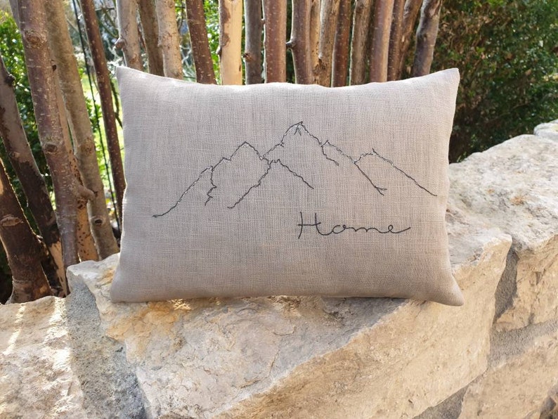 Cuscino in pino realizzato in LINO con silhouette di montagna. Ricamo opzionale a tua scelta Nel formato 2030 cm. Riempito con scaglie di pino naturali. immagine 7