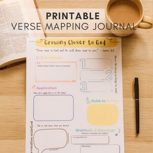 Op de afbeelding: Printbaar vers-mapping journal met secties voor schrift, toepassing en geloof in actie. Het tijdschrift bevat de tekst "Growing Closer to God" en wordt vergezeld door een kopje koffie, een pen en een open boek.