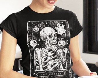 La camisa del tarot del café, el regalo de bruja, la camiseta unisex de manga corta