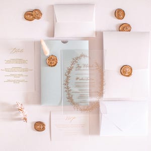 Acryl Hochzeitseinladungen, Goldfolie Klare Hochzeitseinladung mit Antwortkarten, Quinceanera Einladungen, Kundenspezifische Einladungen