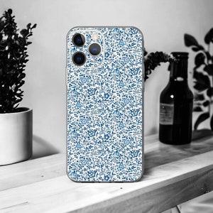 Custodia morbida Liberty Katie e Millie B per iPhone 16, 15, 14, 13, 12, 11, X, XR, SE, 8, 7