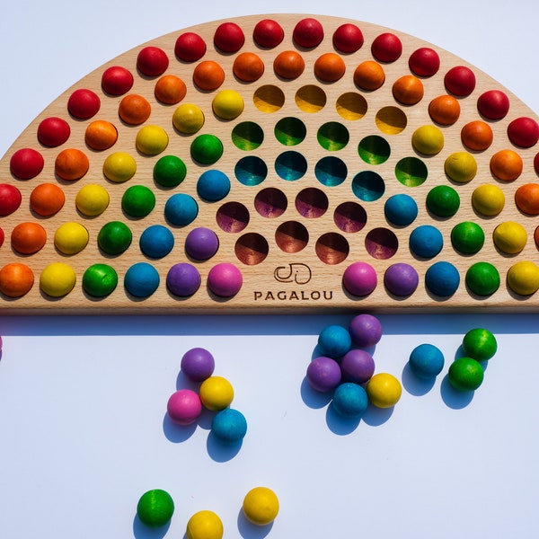 Regenbogen Spielzeug zum Farbenlernen, Vergleichen und Sortieren. Handgefertigtes Holzspielzeug mit integrierten Holz- oder Wollfilz-Pom-Poms.