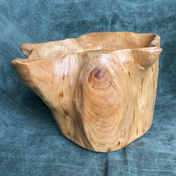 ライブエッジウッドボウル：自然な形のプリミティブアートオブジェクト