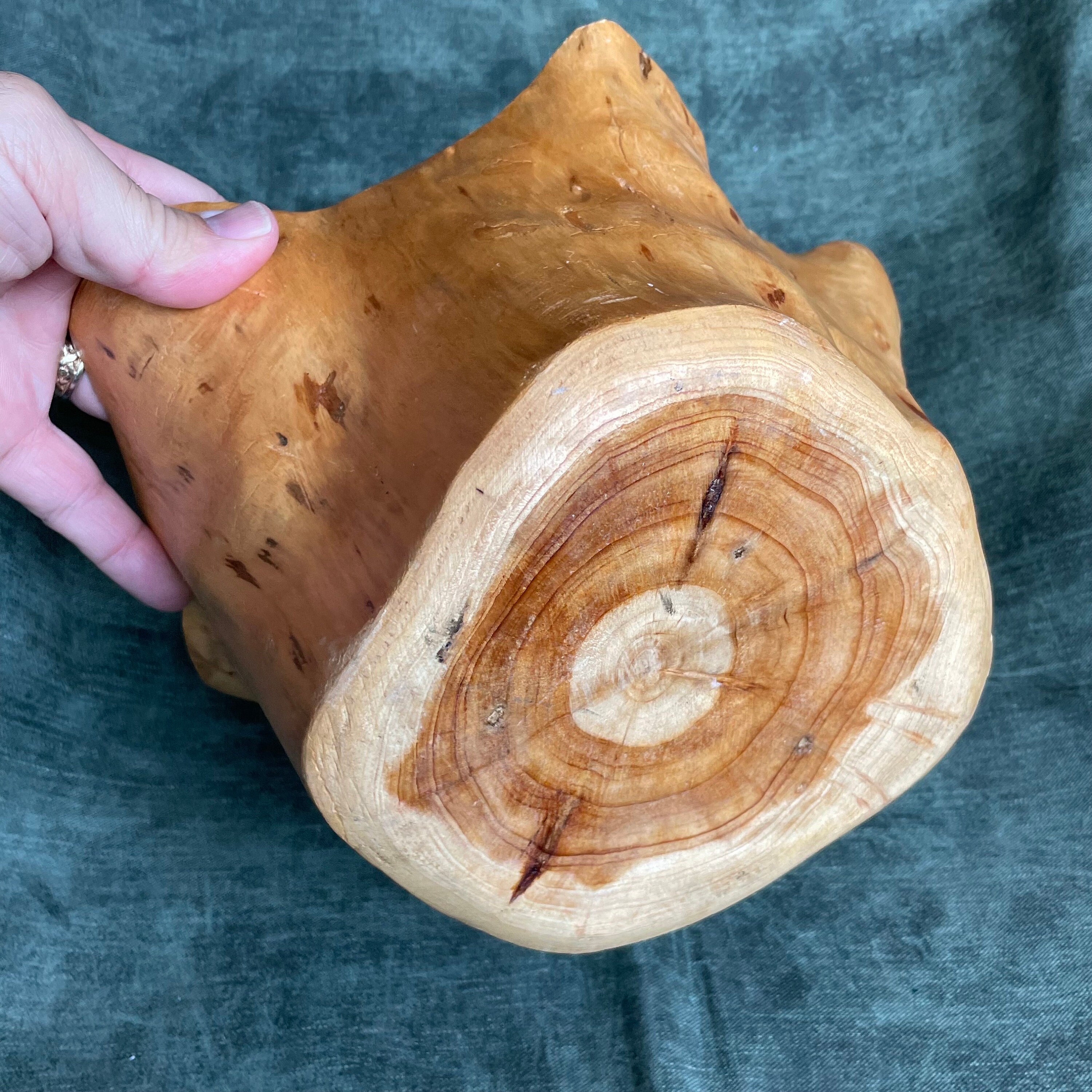ライブエッジウッドボウル：自然な形のプリミティブアートオブジェクト