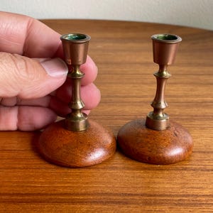 Paar kleine kandelaars van teak en messing, Zweeds modernistisch, Zweden, Scandinavisch, hygge, begin tot midden 20e eeuw