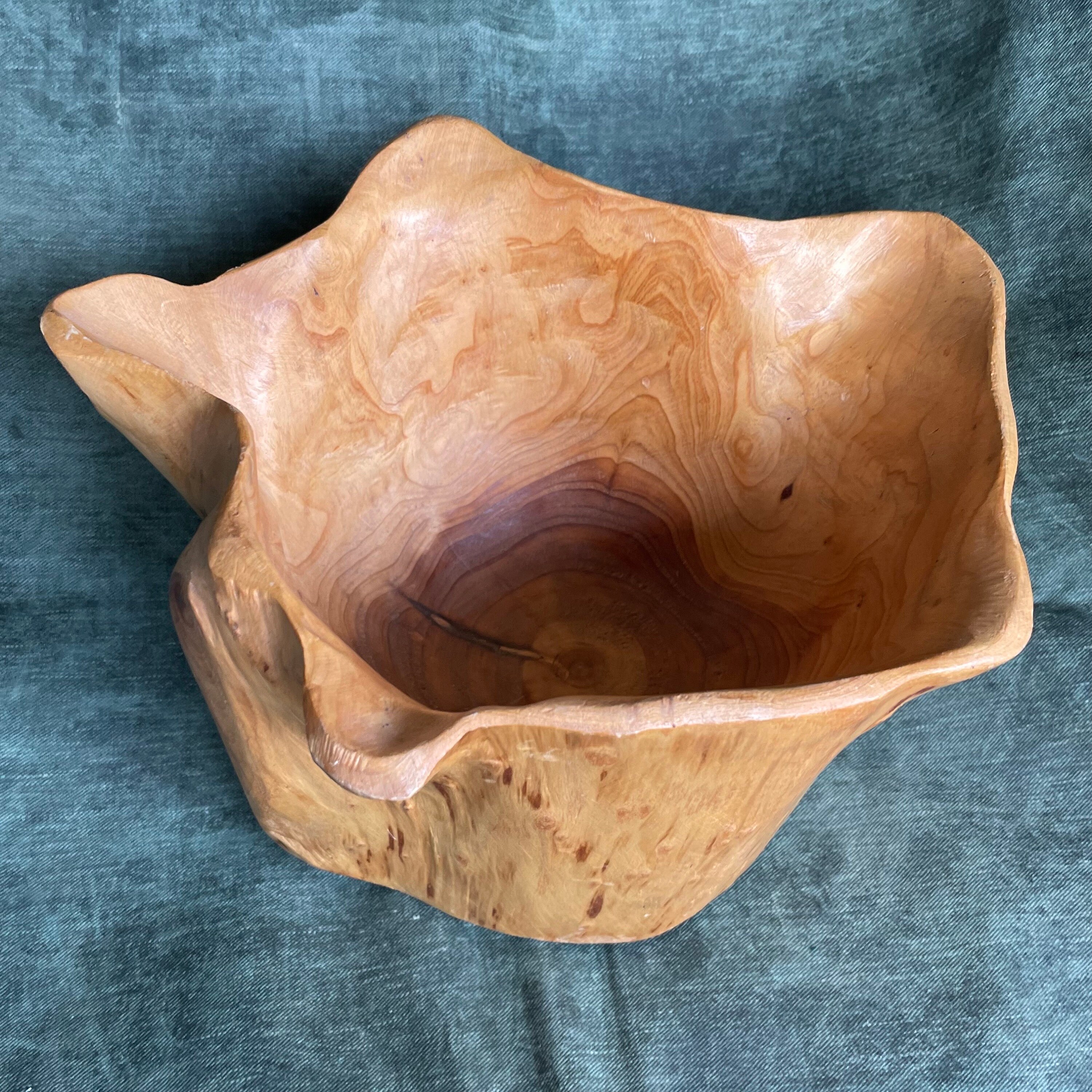 ライブエッジウッドボウル：自然な形のプリミティブアートオブジェクト