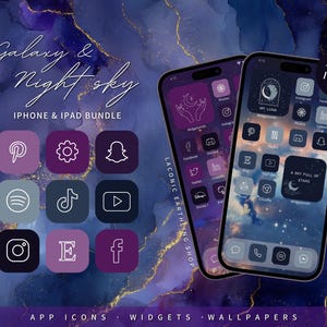 Op de afbeelding: Twee smartphones met een thema van een melkweg en nachthemel met app-pictogrammen, widgets en achtergronden. De apps omvatten Pinterest, Instagram en Facebook. De tekst luidt "Galaxy & Night Sky iPhone & iPad Bundle" en "1.200+ Icons."