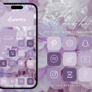 Peut inclure: Un écran de téléphone violet et blanc avec une collection d'icônes d'applications disposées en grille. Les icônes sont entourées de blanc et ont un fond violet. Le texte "Purple aesthetic" est en haut de l'écran, et le texte "APP ICONS - WIDGETS - WALLPAPERS" est sous les icônes. Le texte "LACONIC EARTHLING SHOP" est en bas de l'écran.