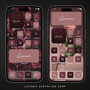 Op de afbeelding: Twee iPhone-schermen met een aangepast startschermontwerp met een bloemenachtergrond. Het ontwerp heeft een kleurenschema van bordeauxrood, mauve en wit. Het woord "Queen" wordt in cursief weergegeven. App-pictogrammen zijn aangepast.