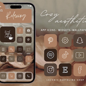 K&ouml;nnte beinhalten: Ein Smartphone-Bildschirm zeigt App-Symbole, Widgets und Hintergrundbilder mit einer gem&uuml;tlichen &Auml;sthetik. Die Symbole sind in Braun- und Beiget&ouml;nen gehalten, mit den W&ouml;rtern "Relaxing" und "Need more coffee" sichtbar. Der Text "Cozy aesthetic" und "800+ icons" sind ebenfalls vorhanden.