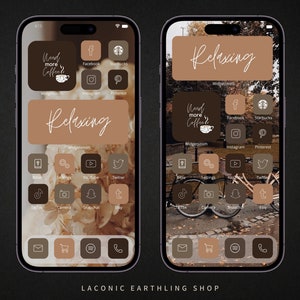 K&ouml;nnte beinhalten: Zwei iPhone-Bildschirme, die ein benutzerdefiniertes Home-Screen-Design in Braun- und Beiget&ouml;nen anzeigen. Die Bildschirme zeigen App-Symbole, Widgets mit dem Text "Relaxing" und "Need More Coffee?" sowie Social-Media-Symbole.