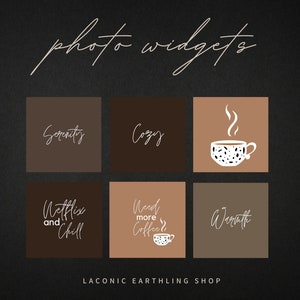 K&ouml;nnte beinhalten: Dunkler Hintergrund mit den Worten "photo widgets" in kursiver Schrift. Sechs quadratische Bilder mit Text und Kaffeegrafiken sind in zwei Reihen angeordnet. Der Text enth&auml;lt "Serenity", "Cozy", "Netflix and Chill", "Need more Coffee" und "Warmth".