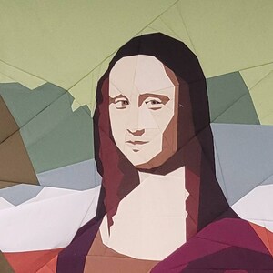 Puede incluir: Un retrato de papel de la Mona Lisa. El retrato está hecho de varios tonos de papel marrón, rojo y blanco. El fondo es verde claro y azul.