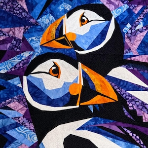 Könnte beinhalten: Ein farbenfrohes Quilt mit zwei stilisierten Papageientauchern. Die Vögel haben schwarze Körper, weiße Gesichter und leuchtend orangefarbene Schnäbel. Der Hintergrund ist ein Patchwork aus blauen, violetten und weißen geometrischen Formen.