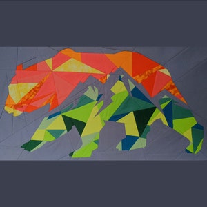 Pode incluir: Um design geométrico abstrato colorido de um urso com uma cordilheira nas costas. O urso é feito de pedaços de tecido em tons de verde, amarelo, laranja e vermelho.