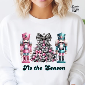 Tis The Season Blinged Nutcracker png, Wesołych Świąt png, Turkusowo-różowe dziadki do orzechów, Dekoracyjne świąteczne drzewko, Kokarda z nadrukiem w panterkę png