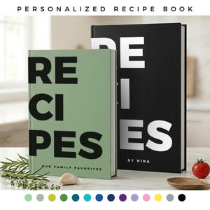 Puede incluir: Dos libros de recetas personalizados. Uno es verde salvia con la palabra "RECIPES" en letras negras grandes. El otro es negro con la palabra "RECIPES" en letras plateadas grandes. También se ve el texto "OUR FAMILY FAVORITES" y "BY NINA".