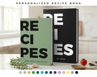 Könnte beinhalten: Zwei personalisierte Rezeptbücher. Eines ist salbeigrün mit dem Wort "RECIPES" in großen schwarzen Buchstaben. Das andere ist schwarz mit dem Wort "RECIPES" in großen silbernen Buchstaben. Der Text "OUR FAMILY FAVORITES" und "BY NINA" sind ebenfalls sichtbar.
