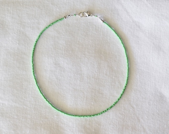Gargantilla delicada de cuentas verdes / Joyería minimalista hecha a mano