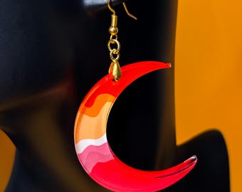 Pendientes de media luna con mensaje de orgullo lésbico / Joyas sáficas de acrílico de colores llamativos / Pendientes colgantes queer hechos a mano