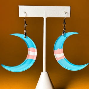 Brincos de lua crescente transgêneros / Joias coloridas de acrílico com declaração de orgulho transgênero / Brincos pendurados feitos à mão queer