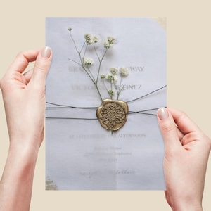 Elegante Goldfolien-Hochzeitseinladungen mit Pergamentverpackung, Wachssiegel und Blumenmuster