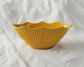 VINTAGE Nelson McCoy/Mt Clemons Pottery Yellow Sculptural Oblong Planter #627