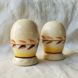 VINTAGE Vernon Kilns &quot;Arcadia&quot; Salt & Pepper Shaker Set
