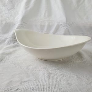 VINTAGE Hallcraft &quot;White&quot; by Hall, designed by Eva Zeisel, 11&quot; Lugged Oval Baker/Vegetable Bowl