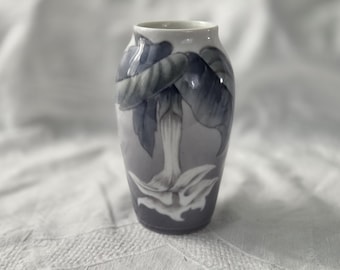 VINTAGE "Angel's Trumpet" Royal Copenhagen Porcelain Vase, Style 2682