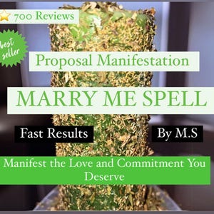Può includere: Candela verde con il testo "Proposal Manifestation" e "Marry Me Spell" in bianco. La candela ha anche il testo "Fast Results" e "By M.S" in bianco. La candela è circondata da uno sfondo verde con il testo "Manifest the Love and Commitment You Deserve" in bianco.