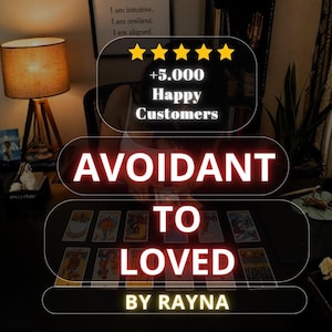 Pode incluir: Uma sessão de leitura de cartas de tarot com um jogo de cartas sobre uma superfície escura. Os textos sobrepostos incluem cinco estrelas amarelas, +5.000 Happy Customers, AVOIDANT TO LOVED e BY RAYNA. A cena é iluminada por uma lâmpada.