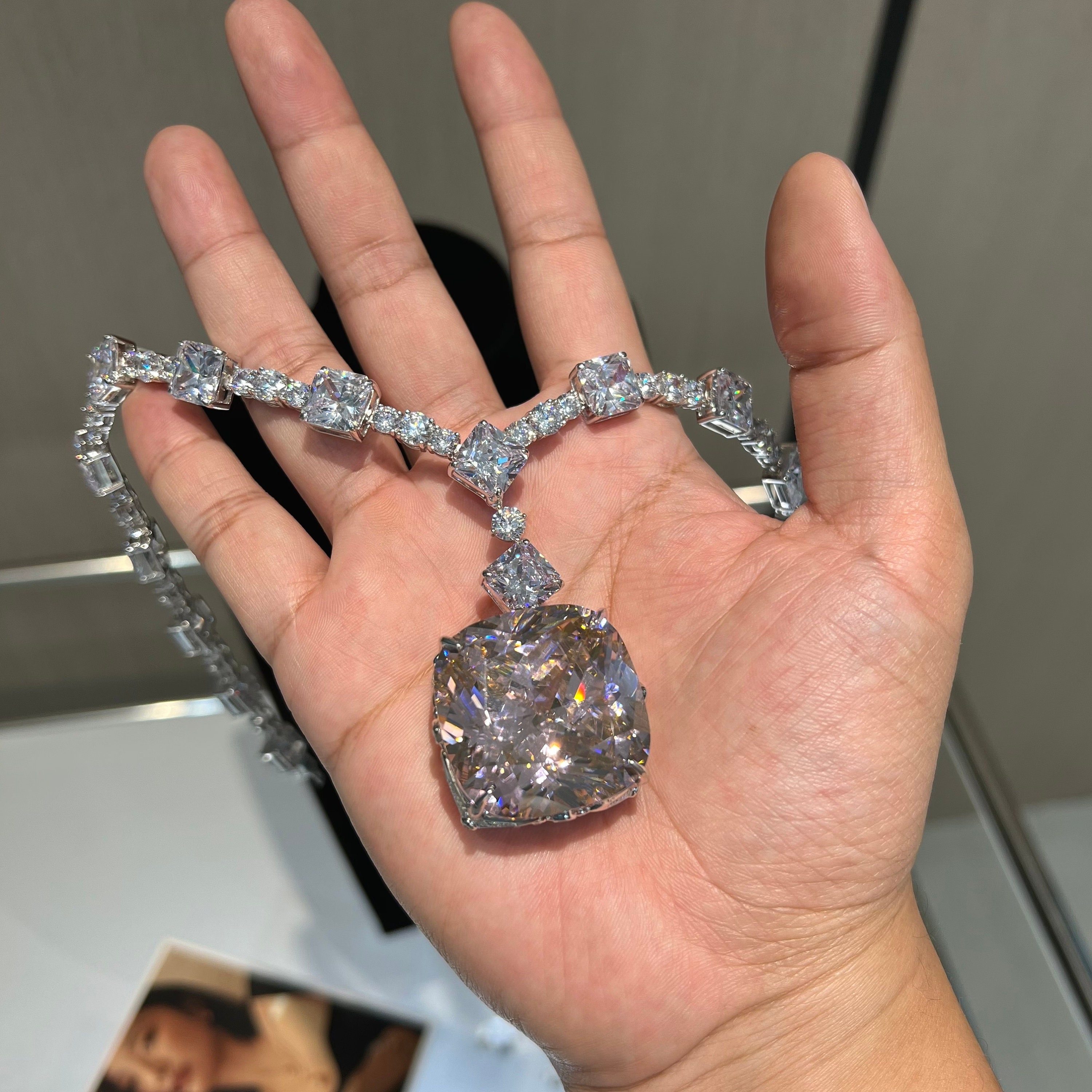 Premium AI Image  A necklace with a pink diamond and a diamond.