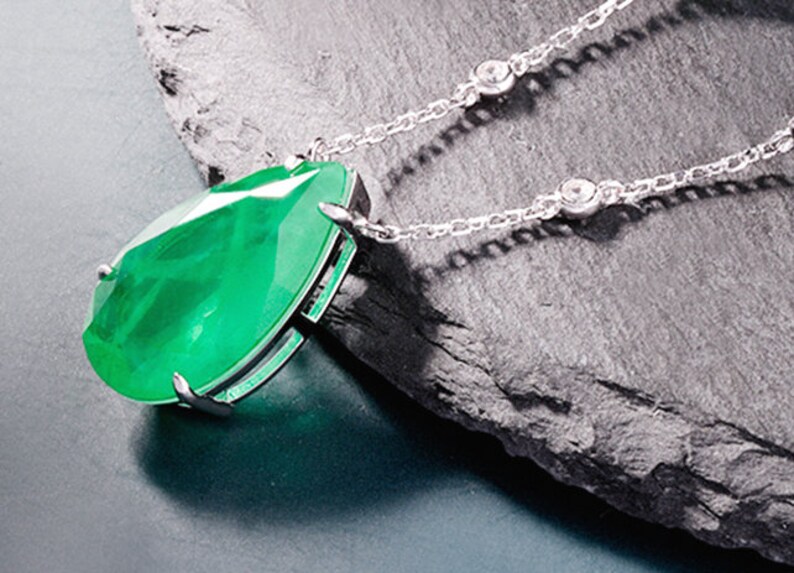 18K White Gold Plated S925 Sterling Silver Necklace Pendant Gifts For Her Stunning High Quality Imitation Emerald Necklace Pendant