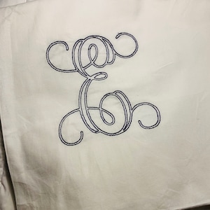 Gepersonaliseerde kussensloop met monogram geborduurd | Kussen of kussensloop op maat | Gepersonaliseerde brief borduren