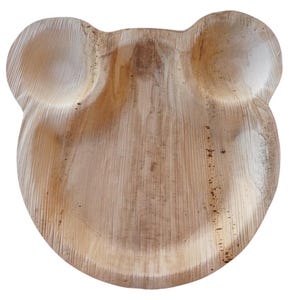 Puede incluir: Un plato de hoja de palma biodegradable de color marrón con forma de cara de oso con dos pequeños compartimentos laterales.