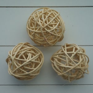Medium Rattan Wicker Ball Toy for Bunnies | Natural Chew Toys for Small Pets | Rabbits, Guinea Pigs, Chinchillas and other Small Pets